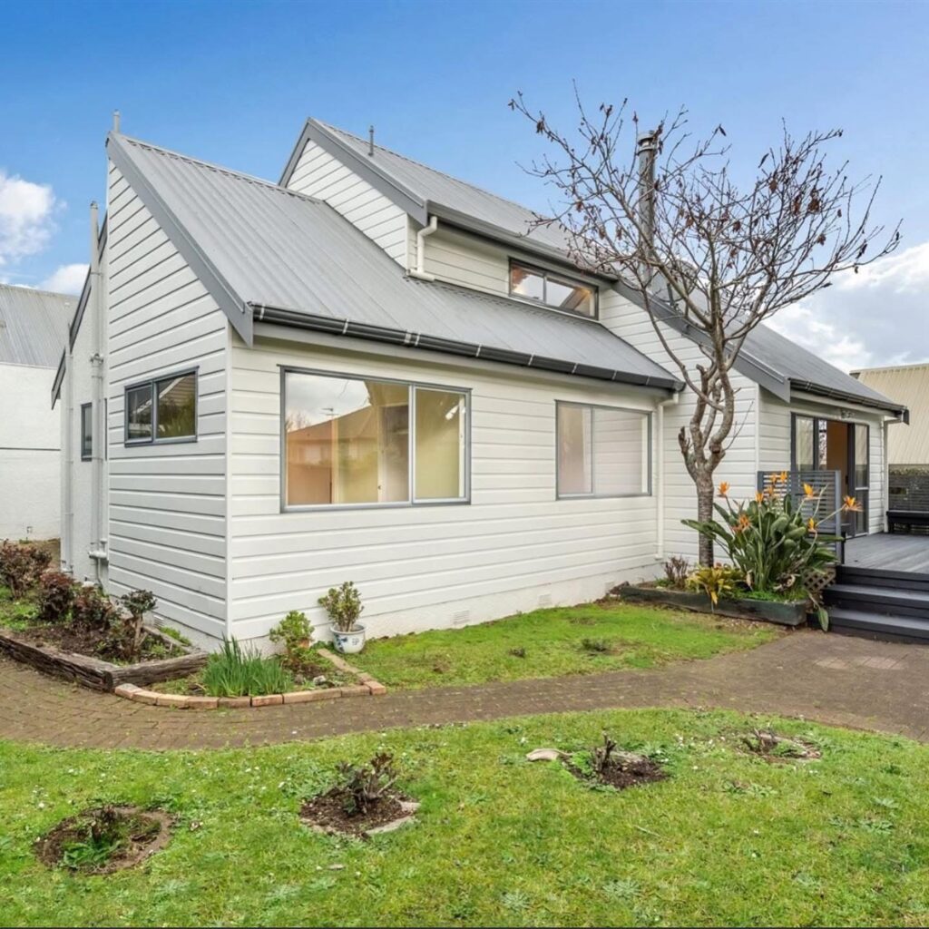 Onehunga real estate agent — another successful sale by Sarah and Julie Harcourts, top Auckland real estate agents known for results in Onehunga.